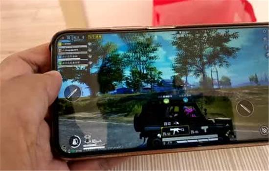 吃鸡也有鄙视链和平精英到底手机还是平板好犄角亲测说出精髓