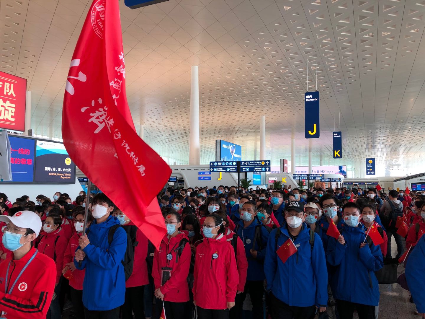 上海支援湖北医疗队员在武汉天河机场，准备出发。仁济医院 供图
