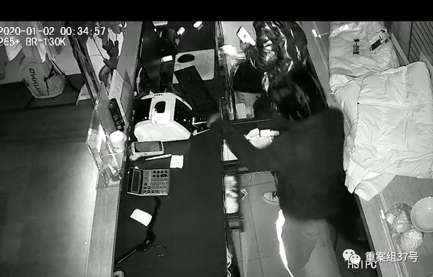监控视频中,两名少年正在一家商店的前台行窃.受访者供图