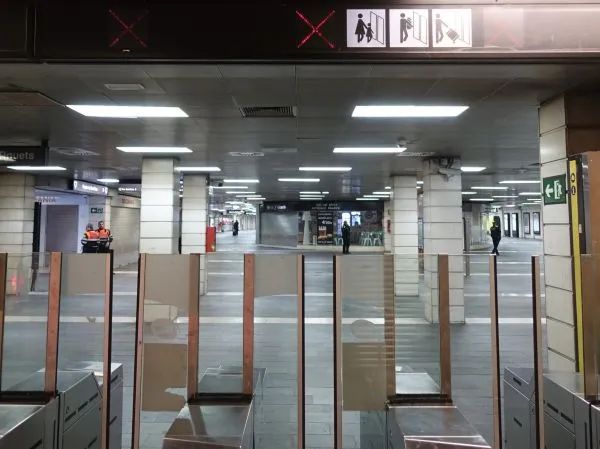 ▲图为近日，西班牙巴塞罗那地铁一号线部分入口关闭。新华社发