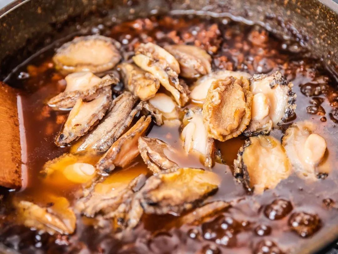 加了鲍鱼的牛肉酱拌饭拌面炒菜鲜香辣爽好吃