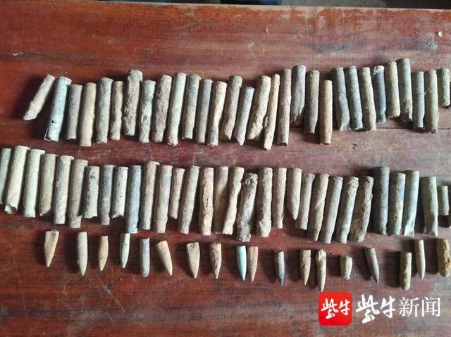 镇江农民在田野发现几十枚长短枪子弹壳,子弹头,80多年前这里曾发生多