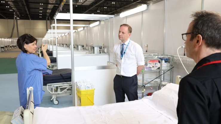 英国首相确诊入院,女王发表电视讲话