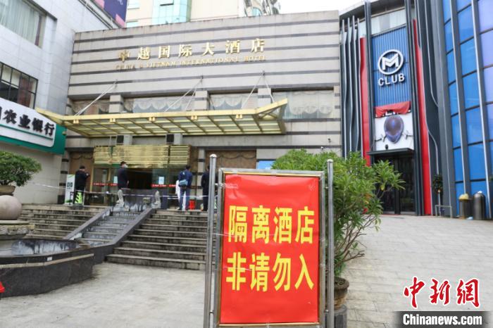 在凭祥一家隔离酒店,记者看到,所有进入人员均需要接受体温测量,登记