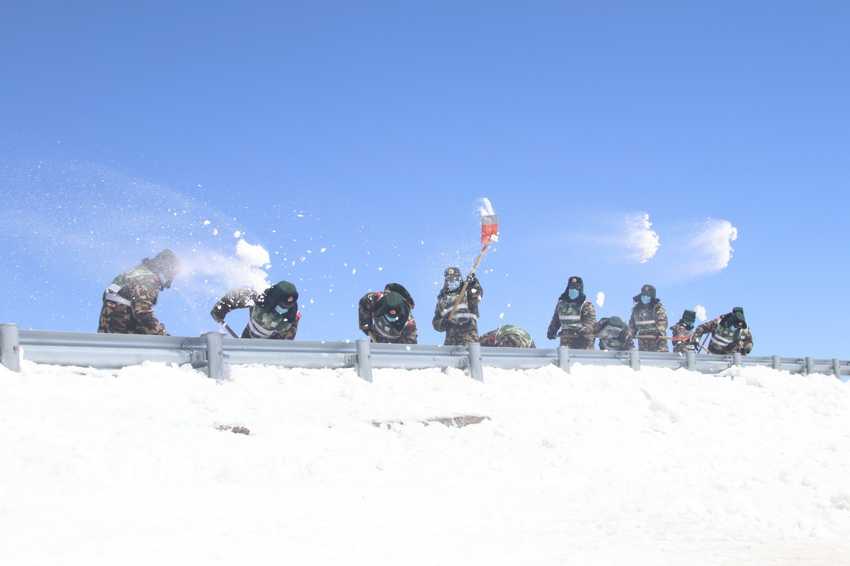 新藏公路:武警官兵昼夜破冰除雪保畅通