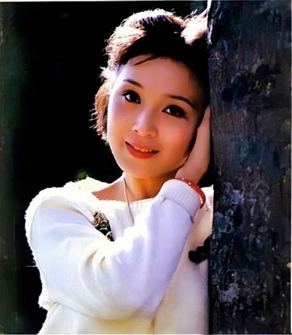 曝光,妈妈五官精致皮肤细腻,小姨是80年代女演员,年轻时旧照颜值能打