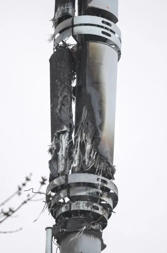 遭纵火的信号塔  图片来源：太阳报