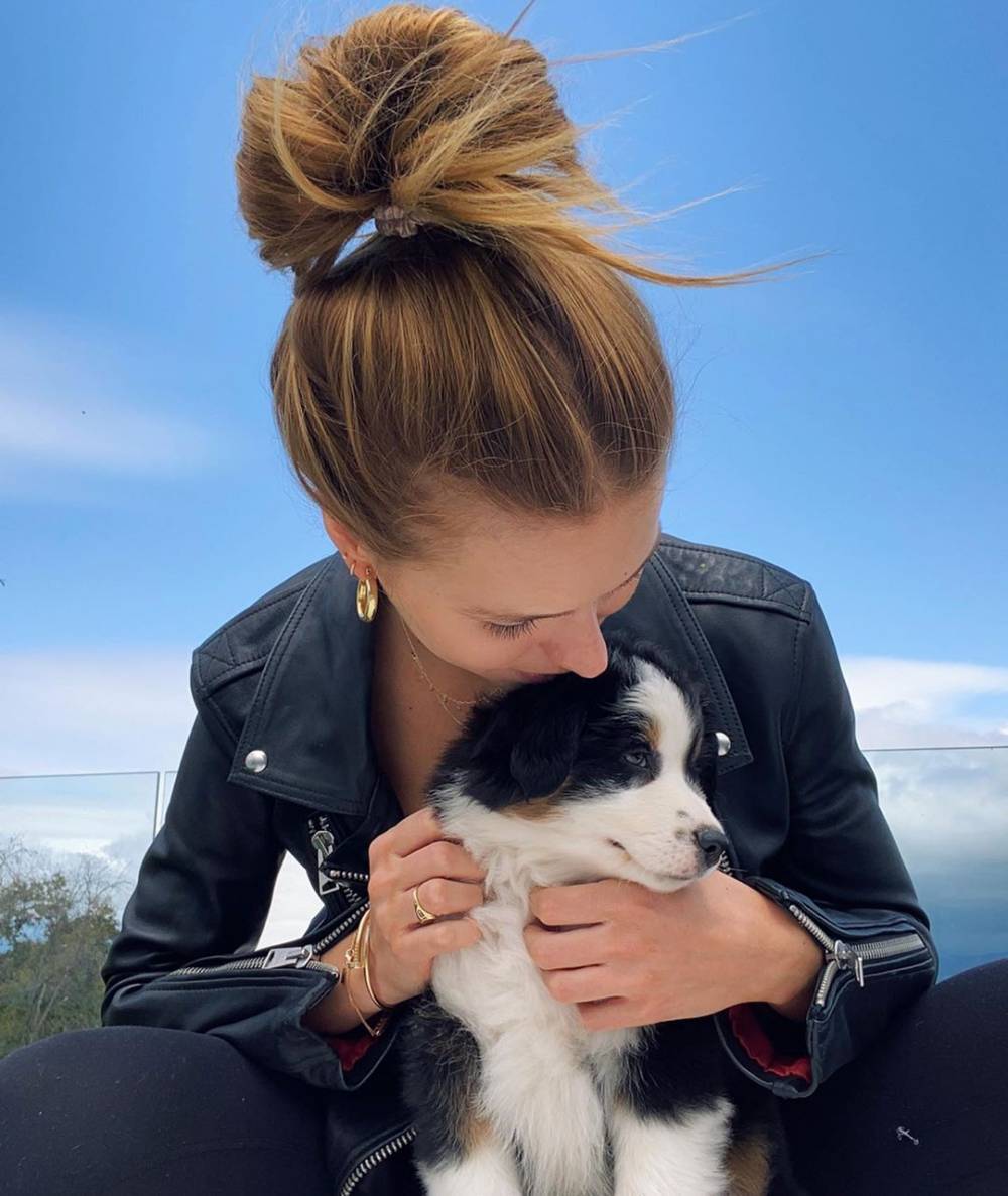 直播吧4月6日讯 今日雄鹿老板的女儿mallory b.