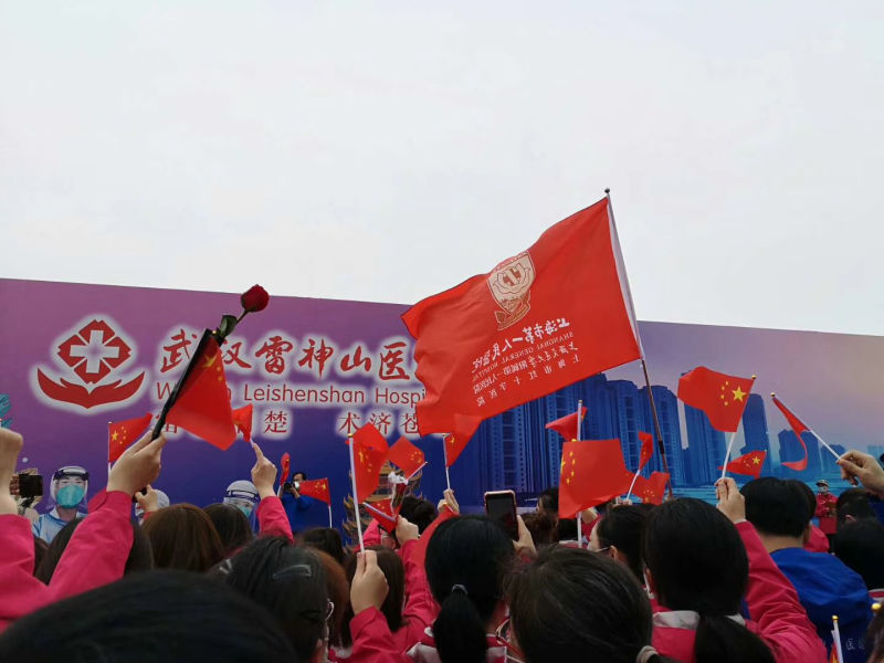 上海支援湖北医疗队员告别雷神山医院。上海市第一人民医院 供图