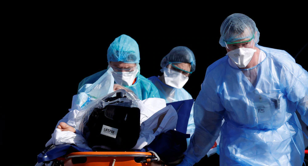 英国首相确诊入院,女王发表电视讲话