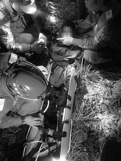 正文  晚报讯 4月5日,永嘉县大若岩镇百丈瀑景区一工作人员上山维修