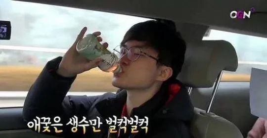 faker回答:"她离开后lck失去了活力"仰头喝饮料的图也被截成了表情包