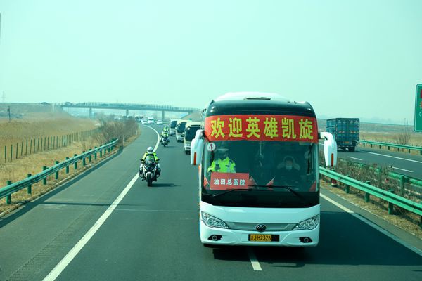 车队从松原大路沿江西路等地驶过,途经乌兰大街……沿线两旁站满了