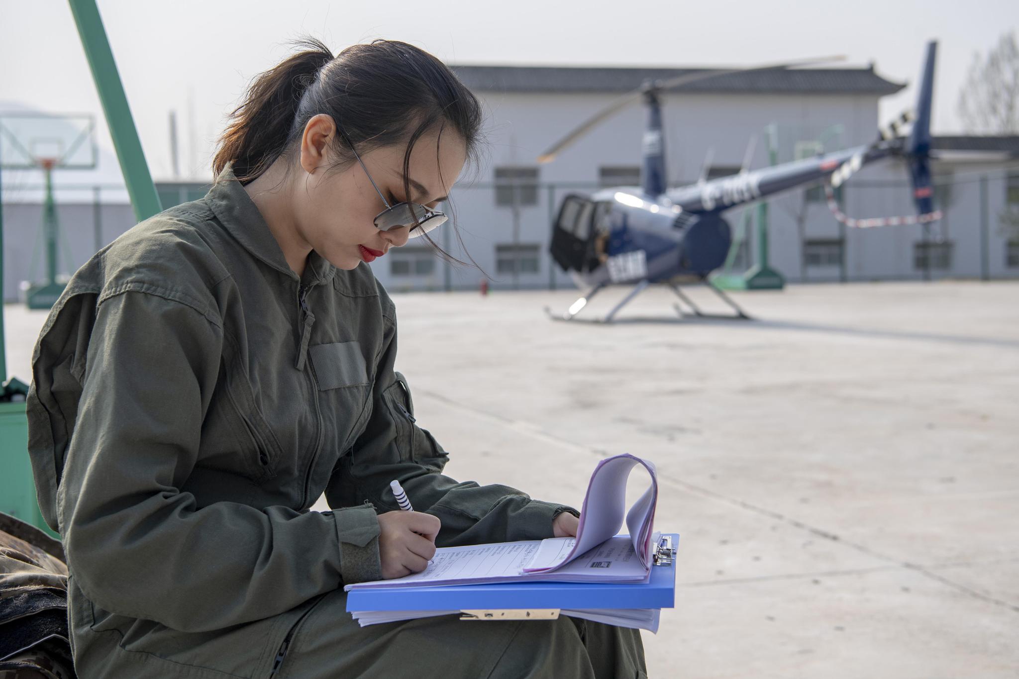 90后女机长为青山护航