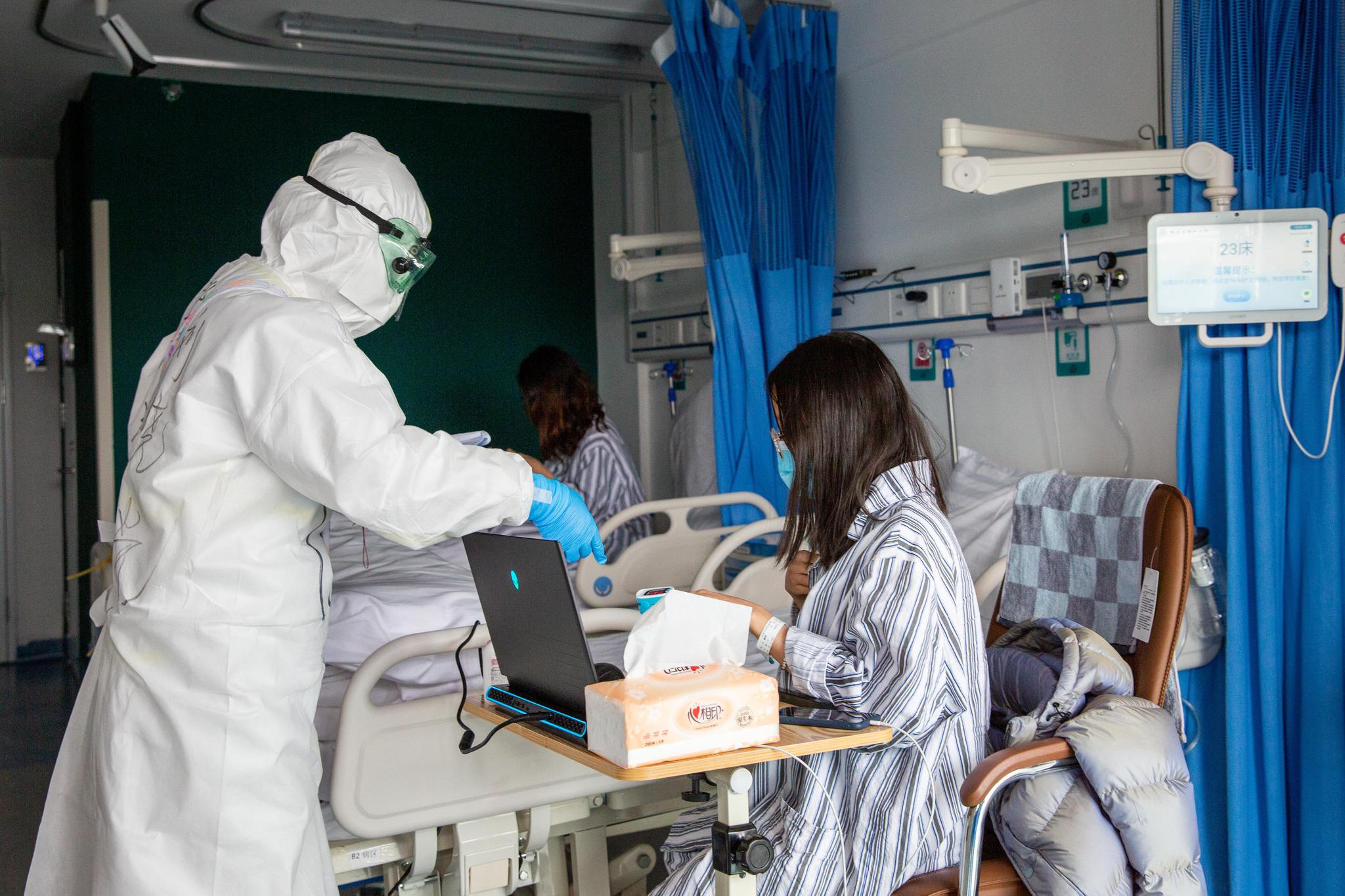 3月30日,北京小汤山医院b2区病房,护士正在为患者测心率与血氧.