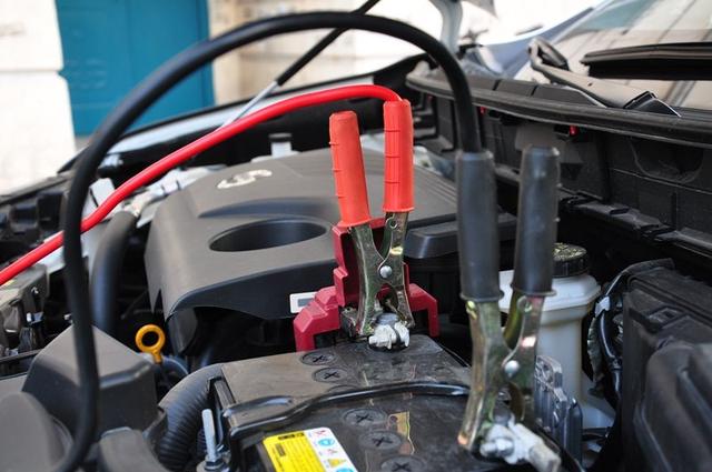 4,把黑色线另一头的夹子,夹在无电车辆的金属物上(俗称负极搭铁)