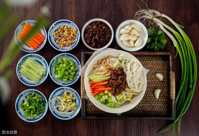 炸酱面的菜码有:白菜丝,小红萝卜丝,黄瓜丝,小萝卜缨(一定要田地里刚