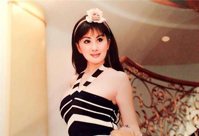 曾经的选美冠军,72岁仍浓妆艳抹,还称自己是"真正的名媛"?