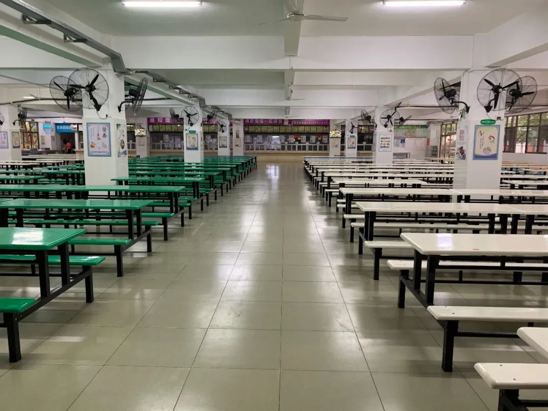 住宿方面,记者了解到,华侨中学已经将原来的8人间改为4人间,原本上