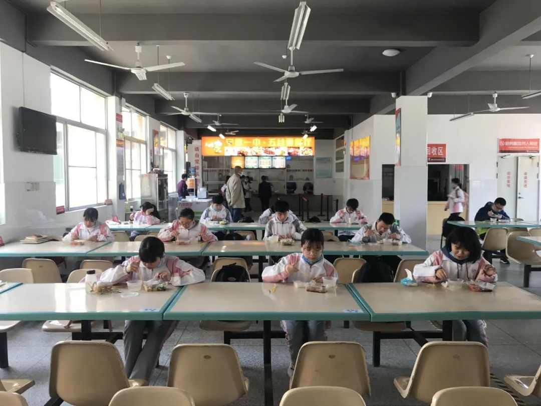 据宁德一中团委书记林杰介绍,宁德一中高三年级目前有700多名学生