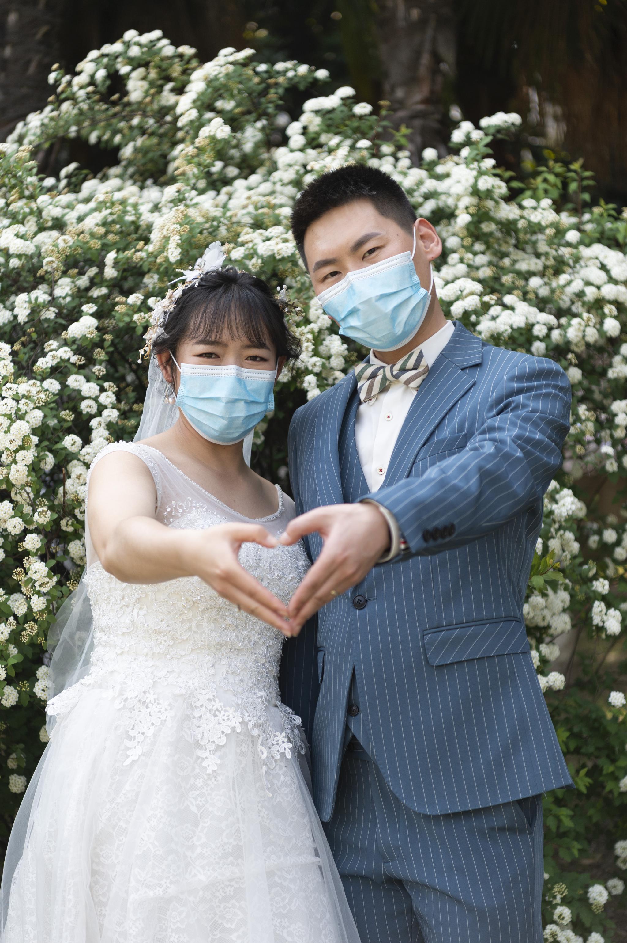 湖北襄阳:"口罩婚纱照"