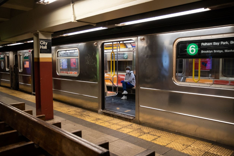 近日,只有一位乘客搭乘的纽约地铁&nbsp;   图片来源:jeenah moon