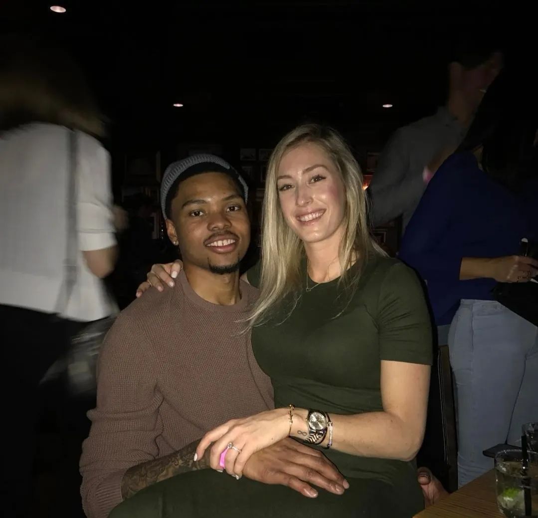 这么憨都能找到此等颜值的老婆!贝兹莫尔有能力啊!