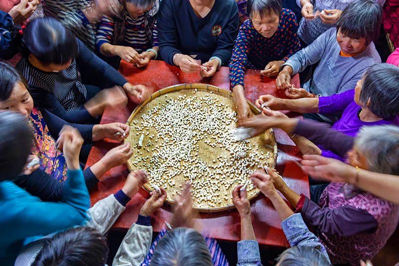 嫁女前夕搓圆子.李趣娴 摄