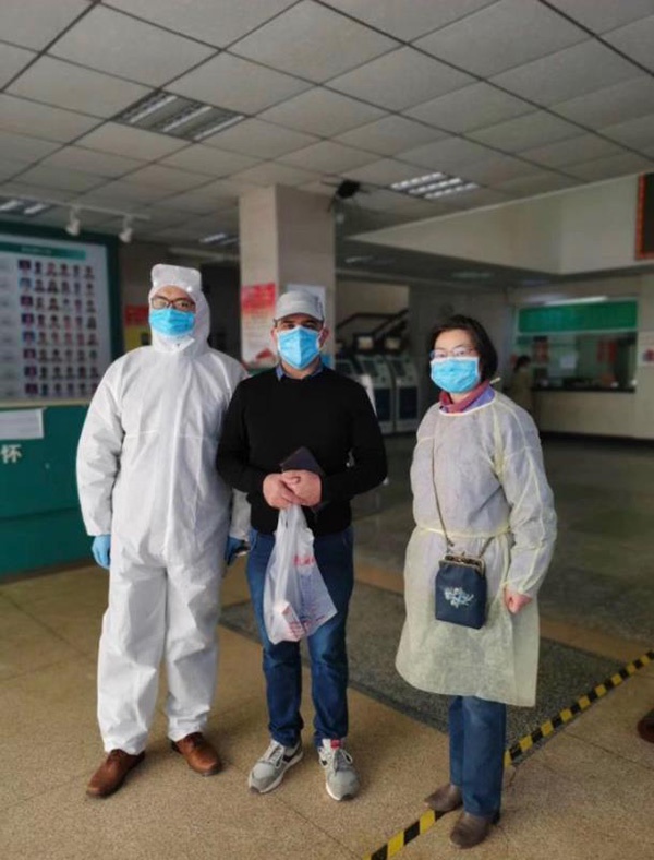 Kamran和覃江华、王姐在社区医院。 受访者供图