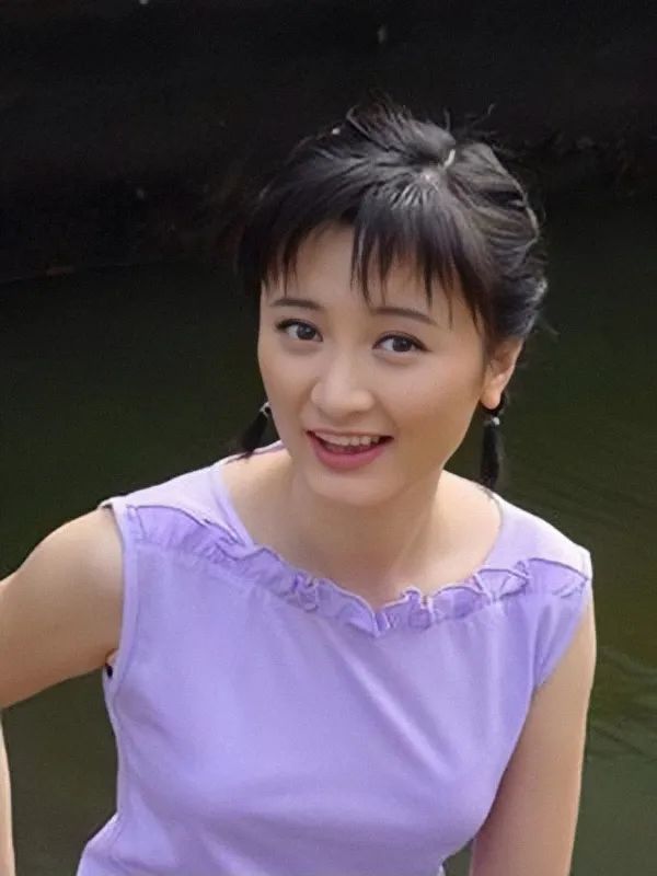 还是《闲人马大姐》中马大姐俏皮可爱,伶牙俐齿,好赶时髦的女儿王艾嘉