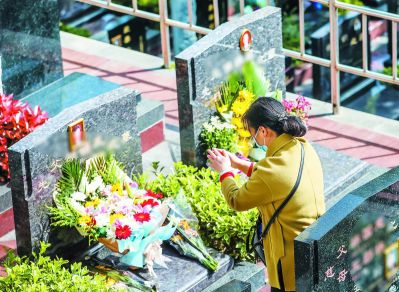 江苏南京:绿色祭扫让清明节更清净更文明