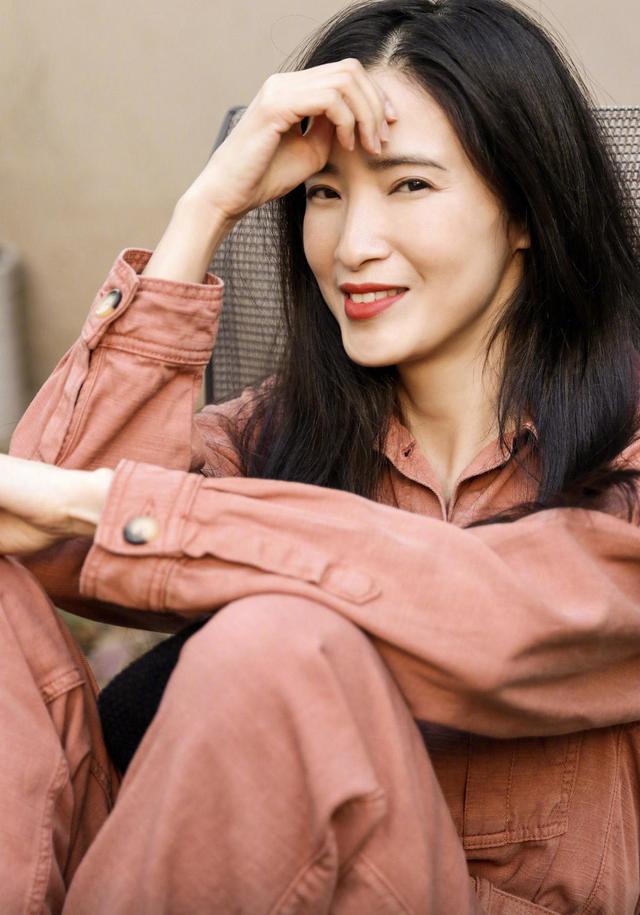 龚蓓苾终于换造型穿粉色连体裤配报童帽高级感十足气质无敌了