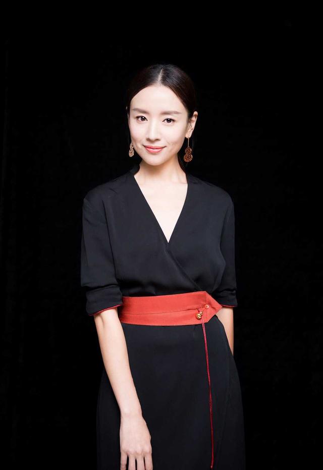 董洁气场全开,扎低马尾搭配黑色连衣裙真洋气,成熟优雅