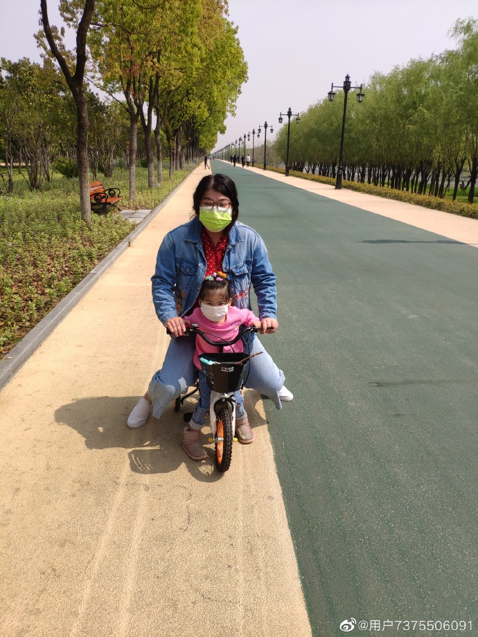 翁江与老婆孩子去汉口江滩公园散心