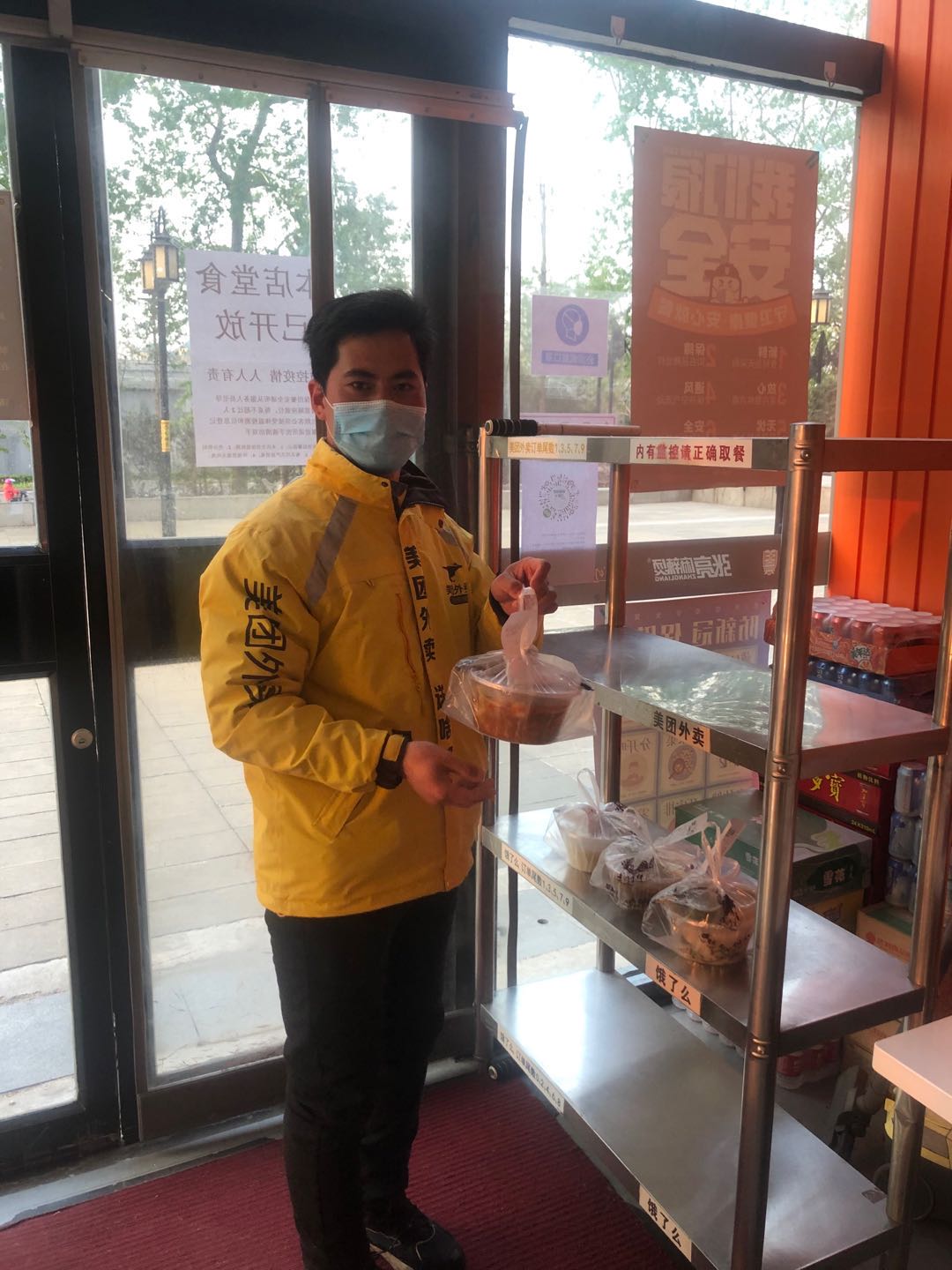 登上美《时代》周刊 中国外卖骑手递送生活希望