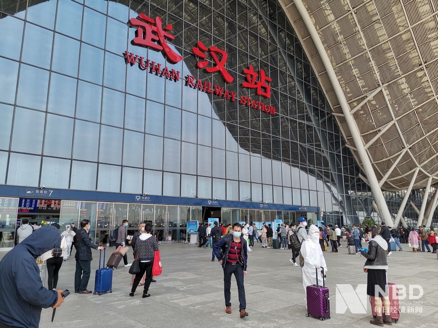 解封首日,高铁站进站口前热闹非凡.