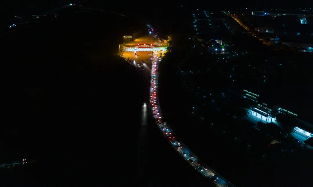 ▲4月8日零时后，京港澳高速武汉西收费站，有序驶离的车辆。摄影/柯皓