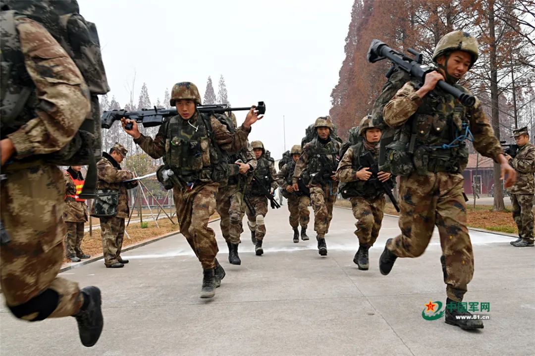 目前我军的装甲步兵班