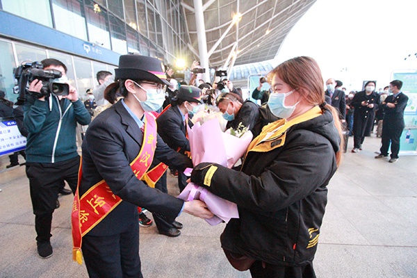做事人员为乘坐开站后首趟高铁列车武汉至南宁东的G431次的旅客代外献花。武汉火车站 图