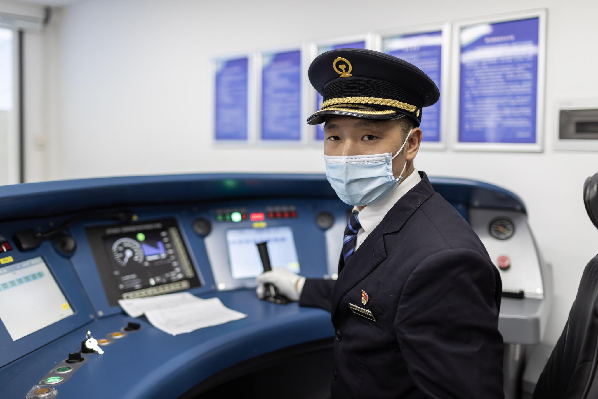 全国首条跨省环线高铁16名首发司机亮相