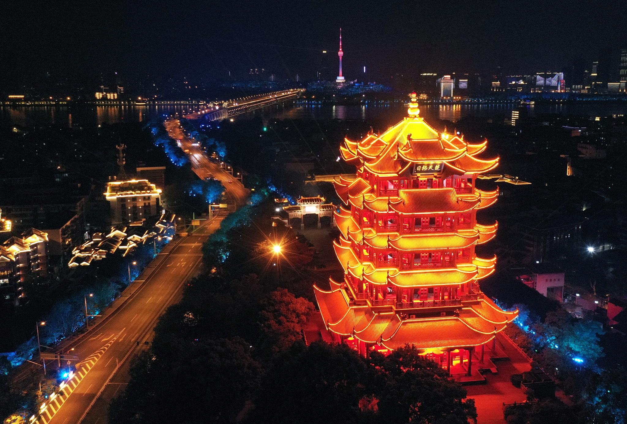 武汉"点亮"地标 "讲述"英雄故事