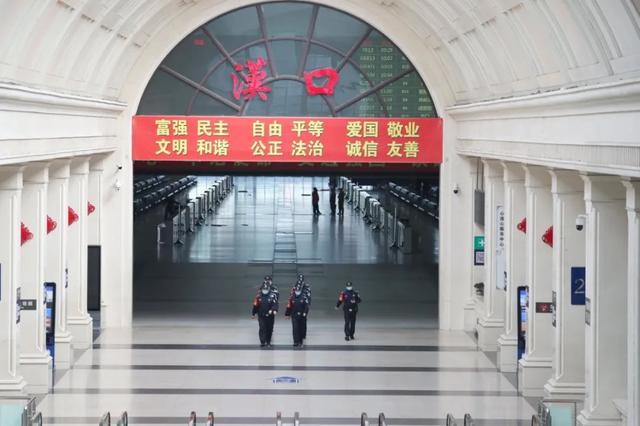 图为汉口火车站派出所民警在巡逻