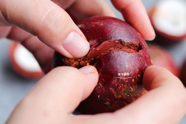 吃了30年山竹,今天才知道在顶上藏着个小机关,找到就能轻松打开