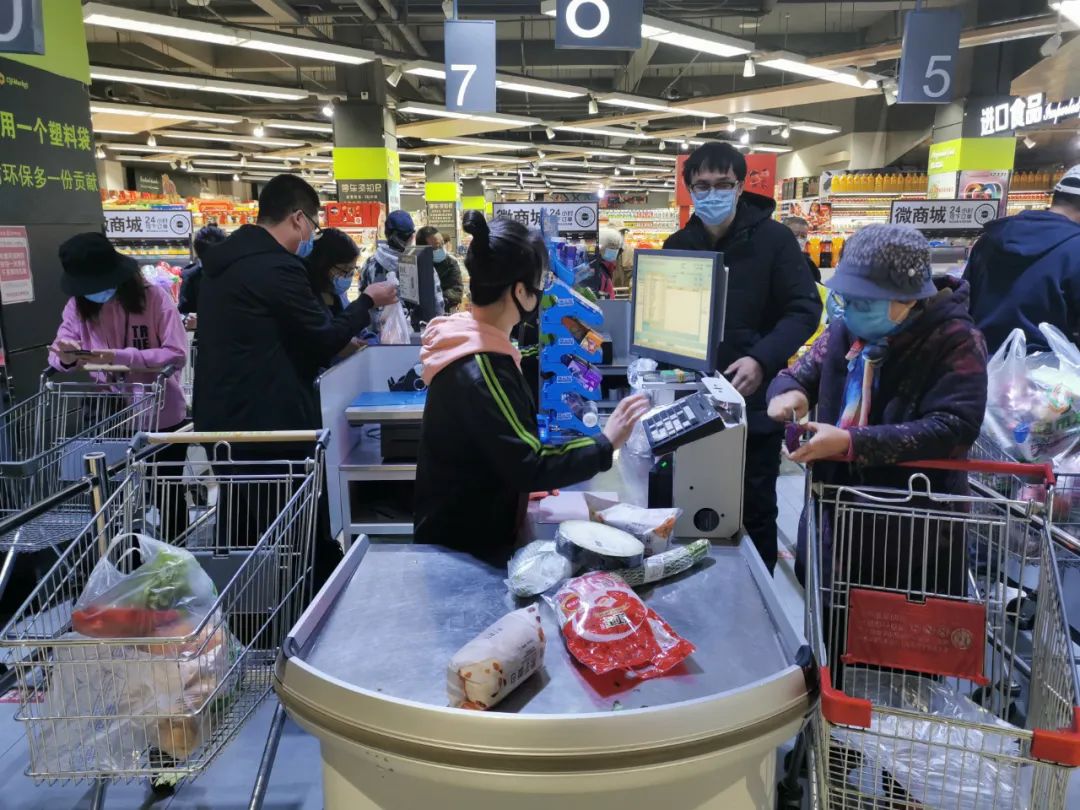 市民在超市结账