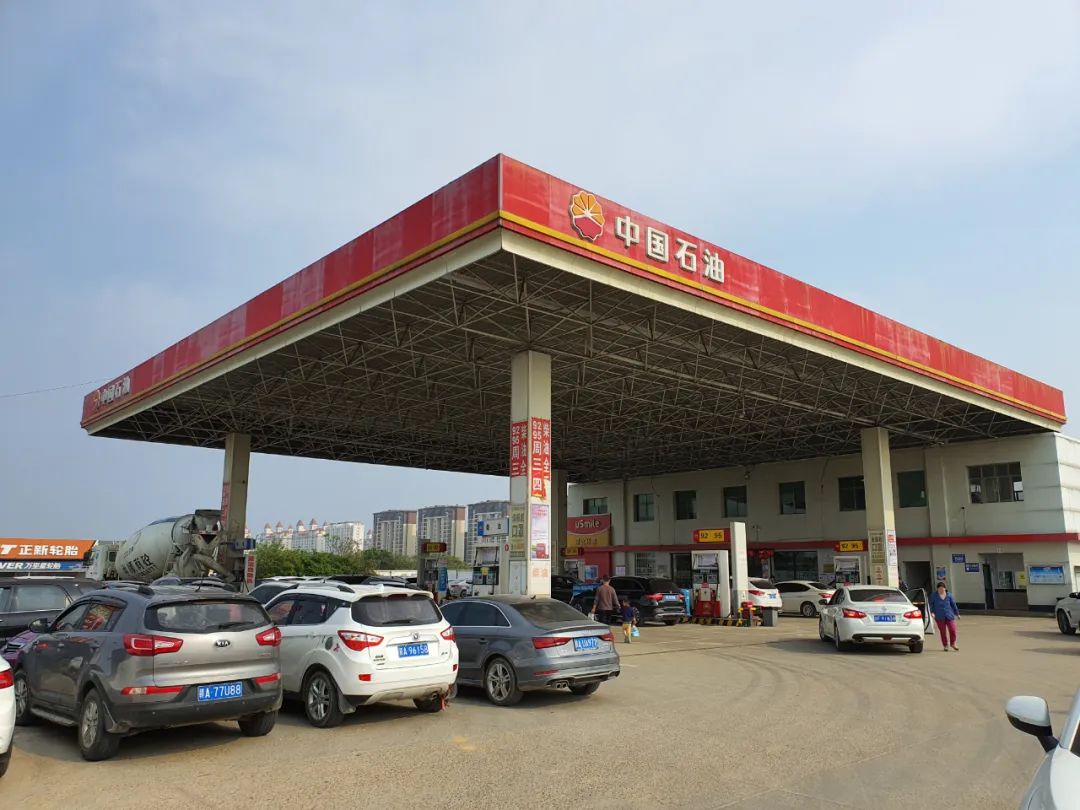 加油站惊险一幕!没有预案,但是处置很成功!