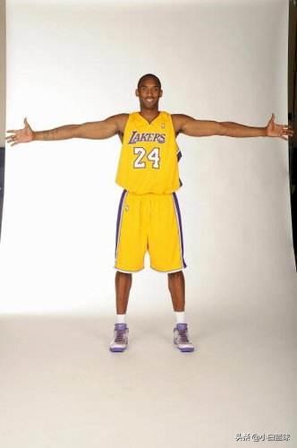 穿鞋身高对比,科比穿鞋身高1.98米,麦迪的穿鞋身高2.03,裸足科比约1.