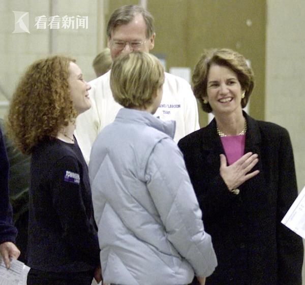 的潜水员在海水中发现梅芙的遗体,目前仍在搜寻她的儿子吉迪恩的遗体