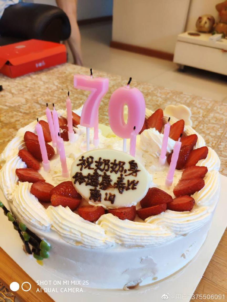 去年7月翁江母亲生日，翁江给她买的第一个和最后一个蛋糕