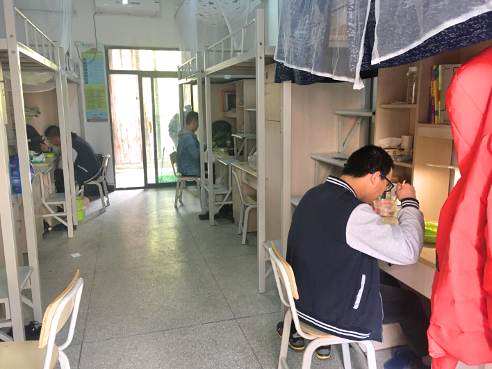在住宿安排上,福州八中也打破原有6人一间的宿舍模式,改为每间宿舍3