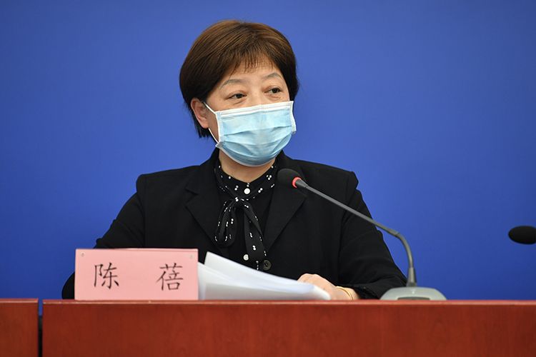 北京市当局副秘书长陈蓓回应记者挑问。